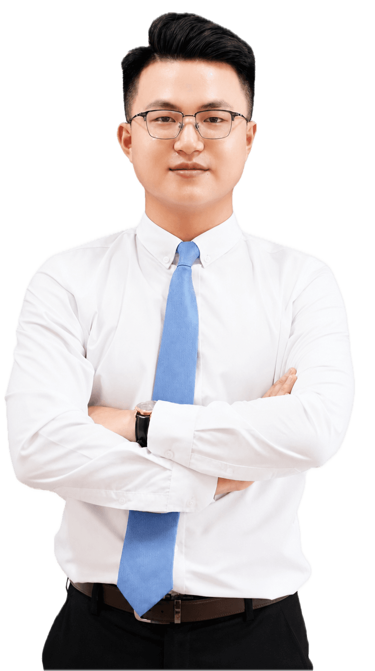 Thầy Trung khoanh tay, mặc áo sơ mi trắng và đeo cà vạt xanh